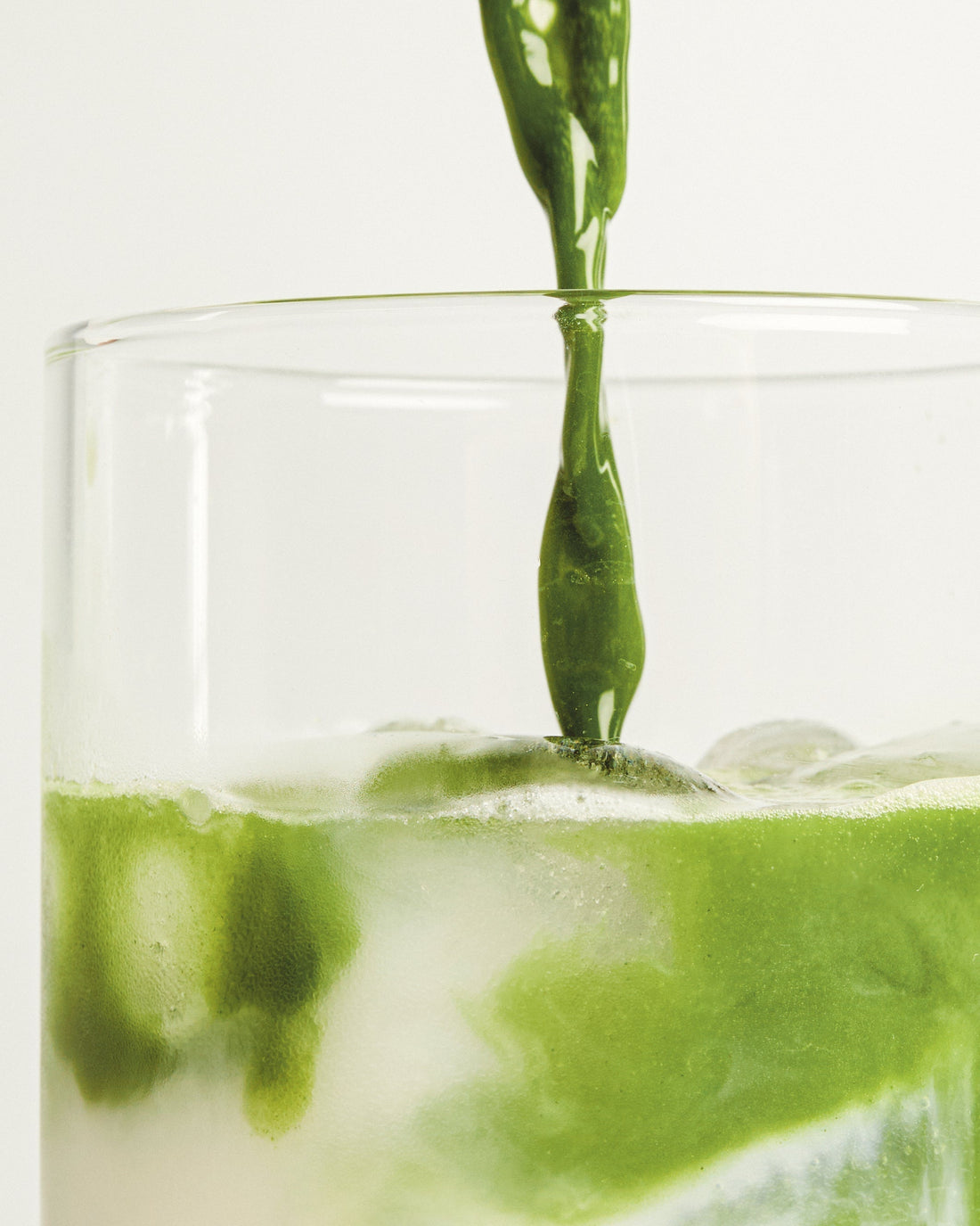 Iced matcha latte namuose su kokosų pienu ir ledu