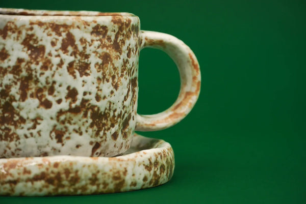 Rankų darbo puodelis su lėkštute STONE MIST