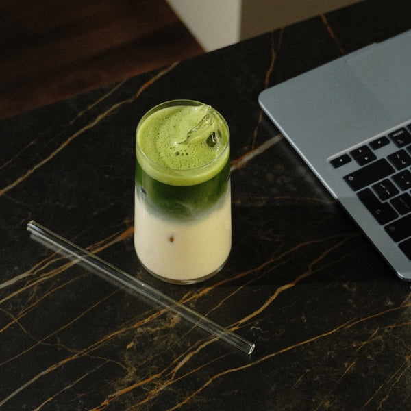 Matcha latte su augaliniu pienu ir ledu