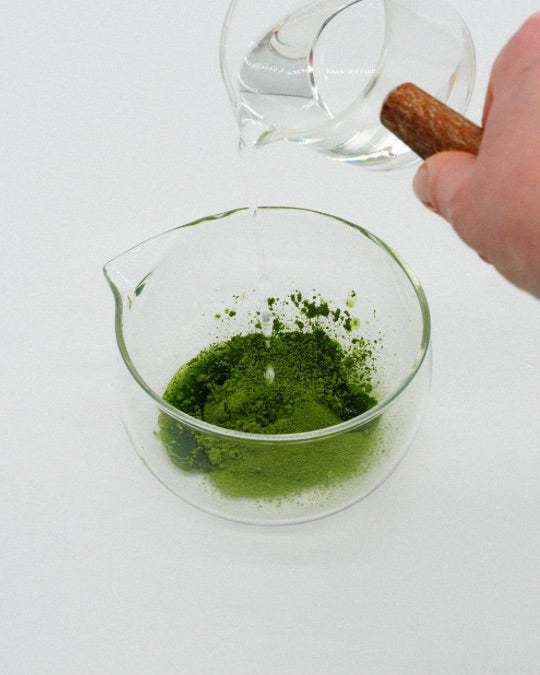 Užpilkite 40 ml karšto, iki 80 °C, vandens. Verdantis vanduo matchą apkartina.