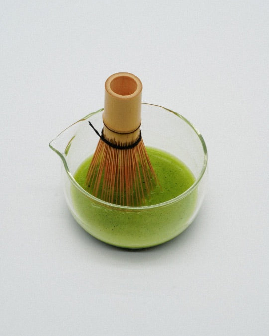 Užpilkite 40 ml karšto, iki 80 °C, vandens. Verdantis vanduo matchą apkartina.