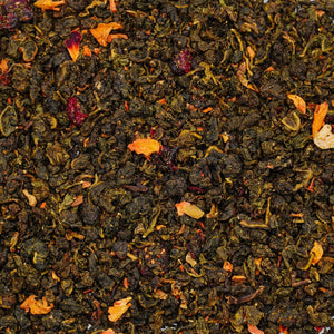 Biri Peach Sakura oolong arbata iš arti su persikais ir rožių žiedlapiais