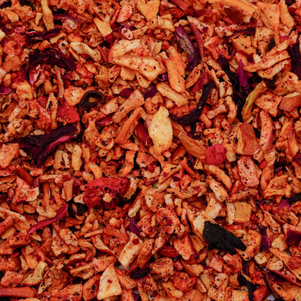Biri Raspberry Rose vaisinė arbata iš arti su liofilizuotomis avietėmis ir rožių žiedlapiais